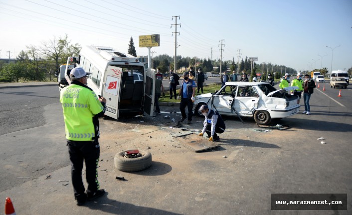 Minibüs ile otomobil çarpıştı: 1 ölü, 1 yaralı