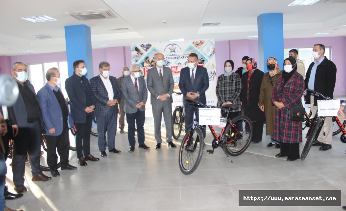 Dulkadiroğlu Belediyesi aşı olan gençlere bisiklet hediye etti