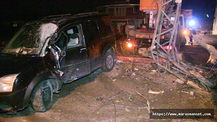Kahramanmaraş'ta elektrik direğine çarpan hafif ticari araçtaki 2 kişi yaralandı