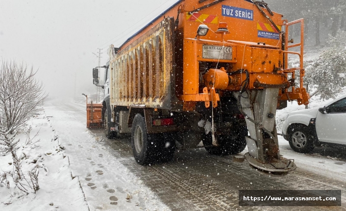 Onikişubat Belediyesi kar küreme araçlarıyla sahada