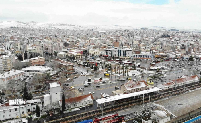 Şehrin merkezine yağan kar drone ile görüntülendi