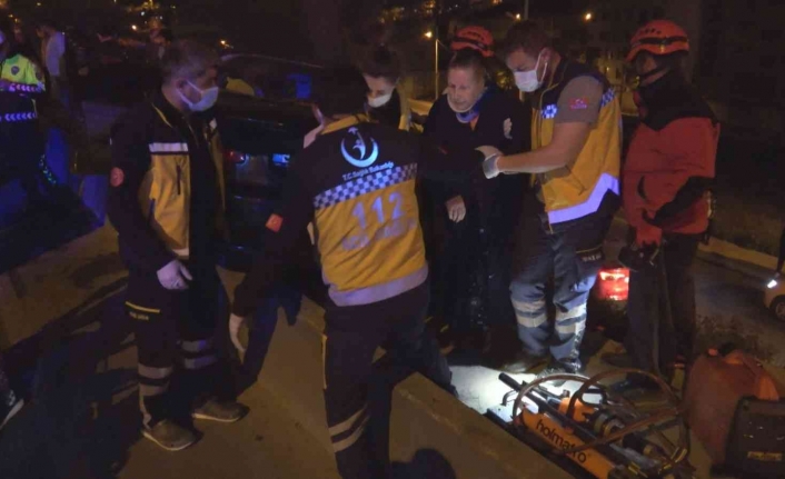 İzmir’de sıkıştırılan araç ağaca çarptı: 2 yaralı