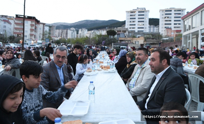 Kahramanmaraş Büyükşehir Belediye Başkanı Hayrettin Güngör, mahalle sakinleriyle iftar yaptı