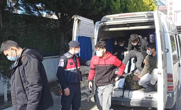Minibüste 28 kaçak göçmen yakalandı