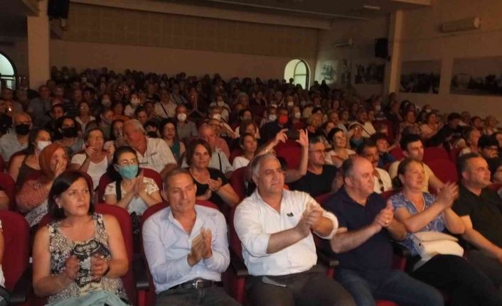 Burhaniye’de Türkülerle Yaza Merhaba konserine büyük ilgi