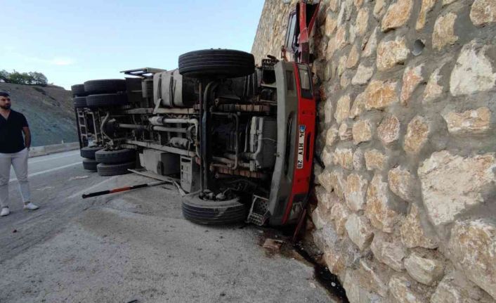 Devrilen kamyon duvara çarptı: 1 ölü