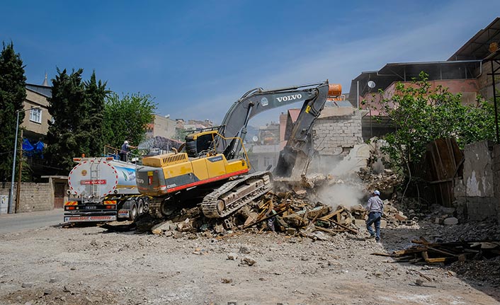 Dulkadiroğlu ilçesindeki metruk binalar yıkılıyor