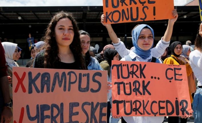 Öğrencilerden ‘Türkçe’ eylemi