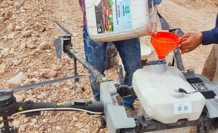 Elbistan çiftçisi ilaçlamada ‘dron’ teknolojisi ile tanıştı