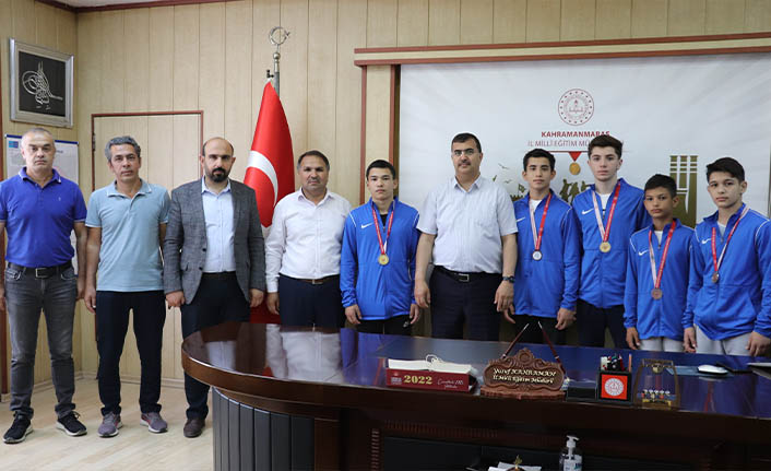 Kahraman, Türkiye Şampiyonu Vali Hilmi Tolun Ortaokulu Güreş Takımı'nı tebrik etti