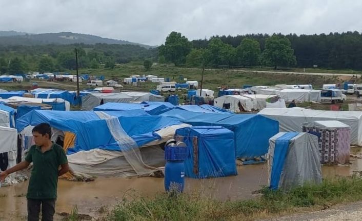 Sağanak yağışta 500 işçinin bulunduğu çadır kent sular altında kaldı