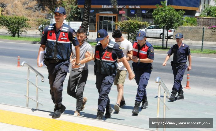 Antalya'da 2 şüpheli, çaldıkları otomobilin plakalarını değiştirirken yakalandı