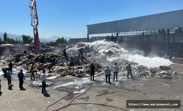 Kahramanmaraş'ta atık kağıt toplama alanında çıkan yangın söndürüldü