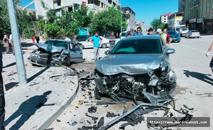 Kahramanmaraş'ta iki otomobilin çarpıştığı kazada 4 kişi yaralandı