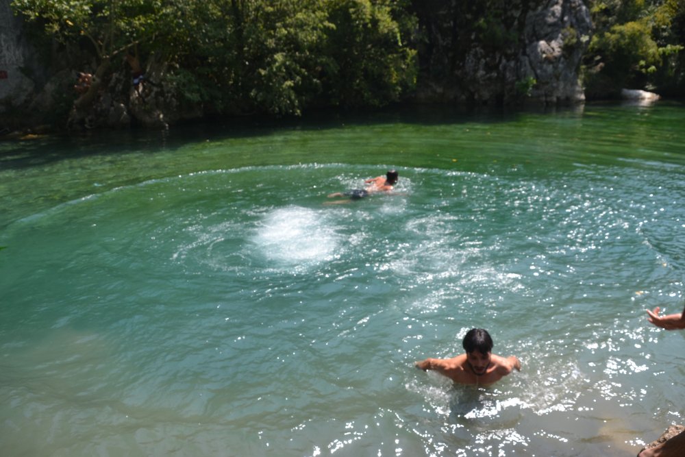 Andırın ilçesindeki Kanlıbüvet Kanyonu'nda yüzme yarışması düzenledi