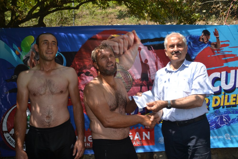 Andırın ilçesindeki Kanlıbüvet Kanyonu'nda yüzme yarışması düzenledi