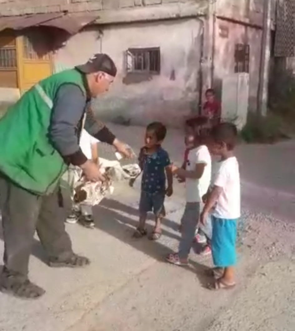 Kahramanmaraş’ın Elbistan ilçesinde, belediyede görevli temizlik personeli, çöp toplarken kendisine yardım eden çocuklara harçlık verip ellerini öperek teşekkür etti. 