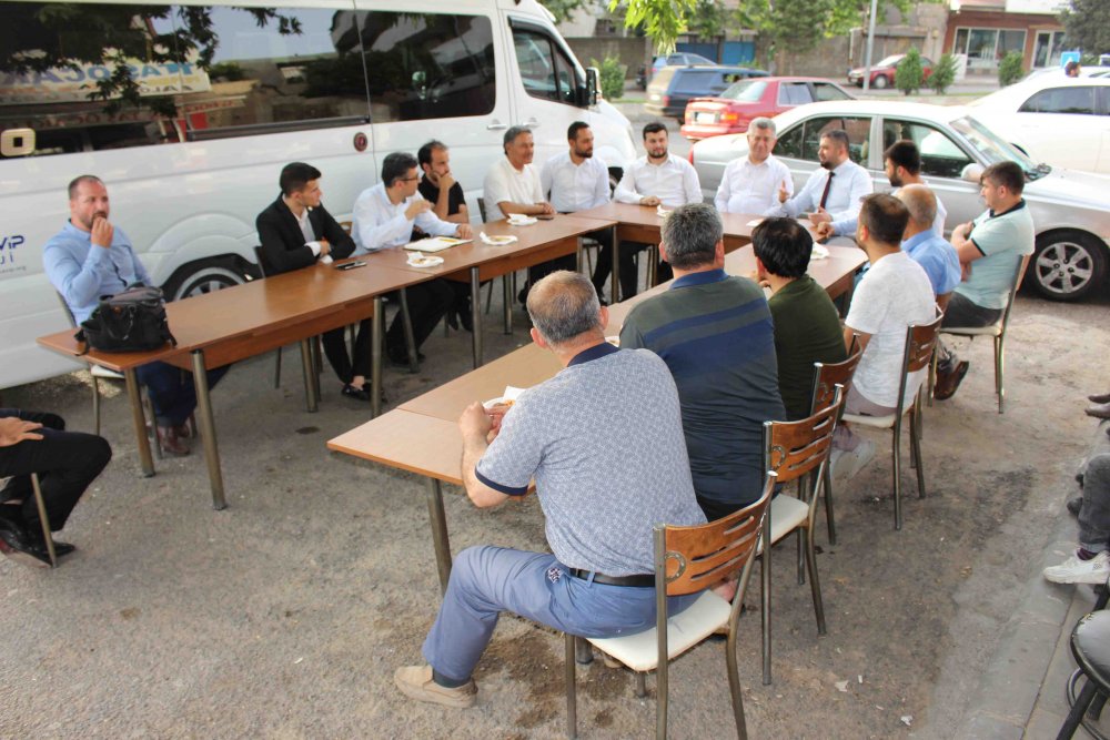 MHP Kahramanmaraş Milletvekili Sefer Aycan, Dulkadiroğlu ilçesine bağlı Şeyh Adil Mahallesi'nde gerçekleştirilen ziyarette, esnafın sorun ve taleplerini dinledi.